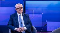 Suomen Pankin pääjohtaja Olli Rehn istuu Ylen studiossa ja odottaa suoran lähetyksen alkua.