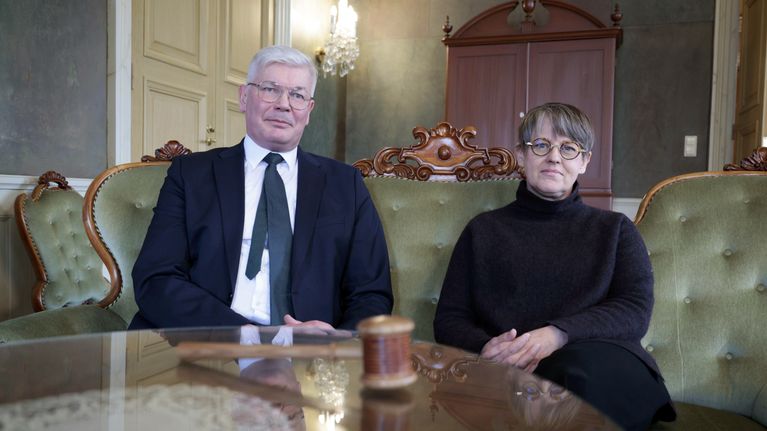 Sakari Laukkanen och Tiina Holm sitter i en soffa i Vasa Hovrätt.