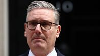 Britannian viimeisin pääministeri Keir Starmer näyttää surulliselta.