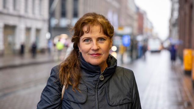 Lähi-Tapiolan ihmisistä ja kulttuurista vastaava johtaja Susa Nikula poseeraa Helsingin Aleksanterinkadulla.