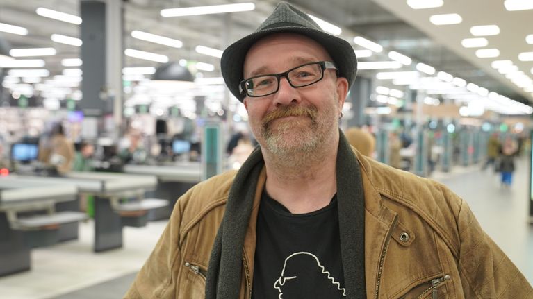 Marko Ertimo jouluostoksilla Kaaren kauppakeskuksessa kassarivistön edessä.