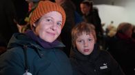 Henriikka ja Aukusti Brandt kuuntelemassa kauneimpia joululauluja Kalliossa.