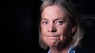 Magdalena Andersson tittar åt sidan och ser bekymrad ut. Hon är klädd i en mörkblå kavaj och en ljusblå randig skjorta.