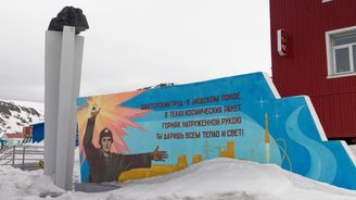 Neuvostoliiton aikainen monumentti Barentsburgissa.
