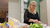 En kvinna, Kirsi Kippola, breder margarin på brödskivor i Lovisa gymnasium.