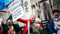 Palestine Action -liikken tukijoita oikeustalon ulkopuolella Lontoossa.
