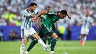 Lionel Messi taklaa Aissa Mandia.