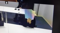 Televisionäytöstä kuvattu kameran kuva, jossa epäilty peittää naamansa kahdella paperilla.