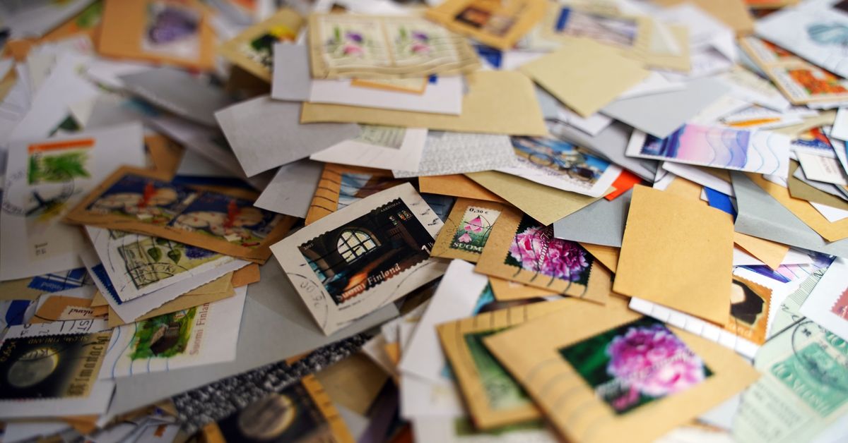 Postimerkkien ja Postin ulkomaan pakettien hinnat nousevat tiistaina