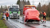 Onnettomuuspaikalla rekka, jonka etukulma on rutussa. Hinausauton kyytiin nostettu, pressulla peitetty henkilöauto. Pelastushenkilöstöä.