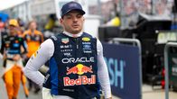 Max Verstappen kävelee Miamin F1-varikolla.