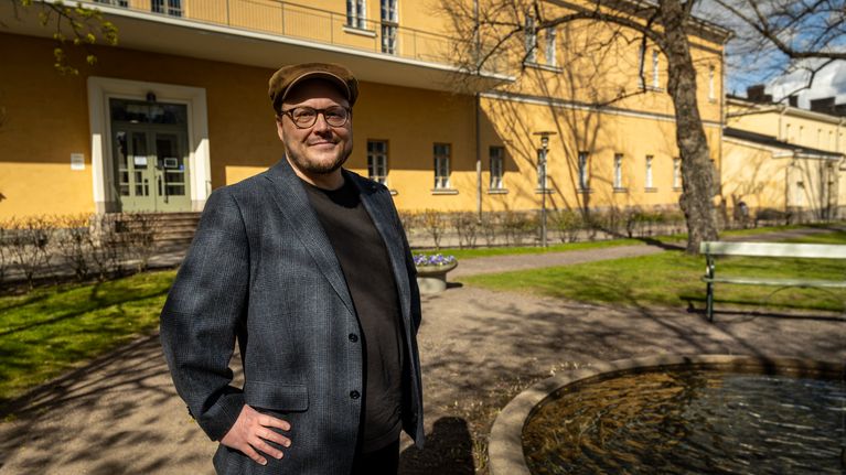 Helsingin yliopiston professori Tuomas Tepora seisoo yliopiston sisäpihalla ja katsoo kameraan.