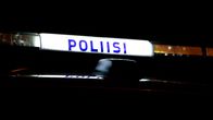 YleGPT:n generoima ehdotus kuvailevasta tekstistä:  Kuvassa on poliisiauto, jonka vilkkuvalossa lukee "POLIISI".