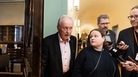 SDP Krista Kiuru ja Aki Linden Sote-valiokunnan edessä.