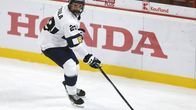 Ishockeyspelaren Luca Santala med pucken om klubbladet.