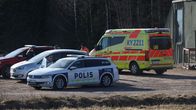 Poliisiautoja ja ambulanssi metsätiellä.