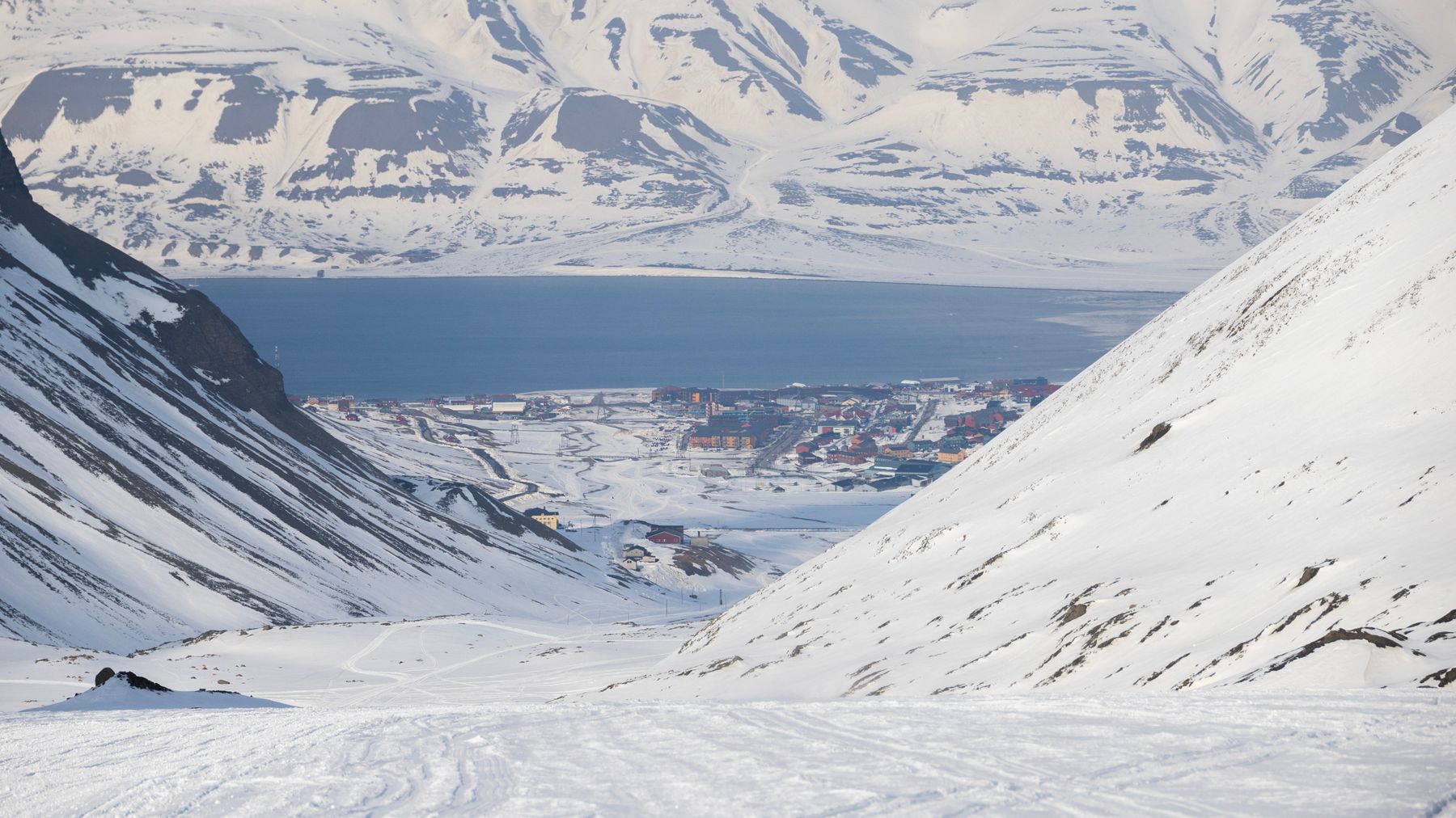 Longyearbyen vuoren rinteeltä kuvattuna. 