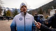 Maastohiihdon olympiavoittaja Iivo Niskanen haastattelussa Suomen joukkueen hotellin parkkipaikalla Milano Cortinan olympialaisissa.