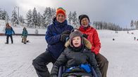 Ilmari Launokorpi isänsä Timo Launokorven ja äitinsä Taru Blomqvistin kanssa pulkkamäessä. 