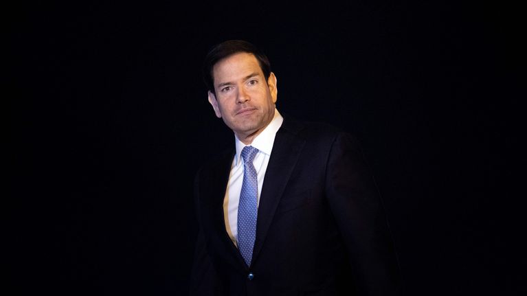 Yhdysvaltain ulkoministeri Marco Rubio pimeällä lentokentällä.