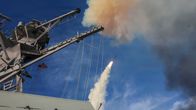 Yhdysvaltalainen sota-alus USS Thomas Hudner ampuu Tomahawk-ohjuksen. Savupilvi kohoaa taivaalle.