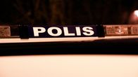 Polisskylt på polisbil.