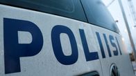 Poliisiauton kylki, jossa lukee isolla poliisi.