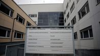 Pohjanmaan poliisilaiton ulkokuvaa ja kyltti.