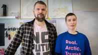 Inkerinsuomalaisia sukujuuria omaava taiteilijapariskunta Pavel ja Sasha Rotts kuvattuna työhuoneellaan Helsingin Merihaassa.