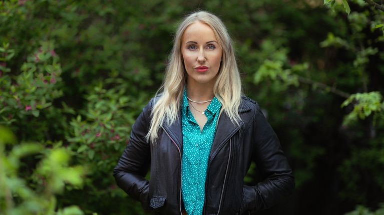 Bild av Caroline Sparf, en av Svenska Yles Sommarpratare 2026 i somrigt landskap.