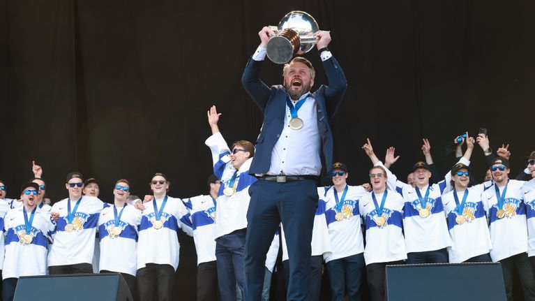 Jääkiekon MM-kultaa voittaneet pelaajat lavalla, Antti Pennanen nostaa voittopokaalia.