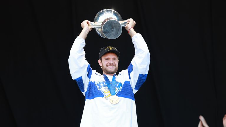 Jääkiekon MM-kultaa voittaneet pelaajat lavalla, kuvassa Aleksander Barkov.