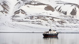 Kalastusalus Longyearbyenin vuonossa.