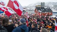 Mielenosittajat sadoittain USA:n konsulaatin edessä. Grönlannin lippuja.