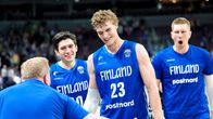 Andre Gustavson, Lauri Markkanen ja Alexander Madsen juhlivat Serbia-voittoa.