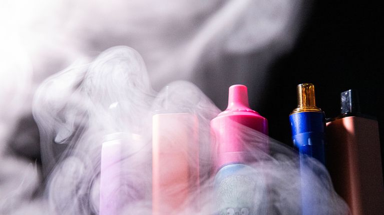 Nuorison suosimia vapeja eli sähkötupakkalaitteita.