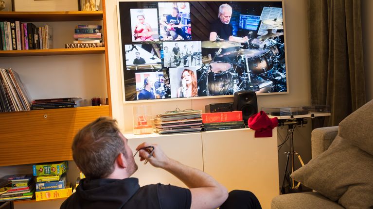 Lenni-Kalle Taipale katselee televisiota.