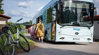 Kirjastoauto Saaga ottaa asiakkaita vastaan lahtelaisen Sylvia-kodin pihalla.