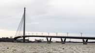 Kruunuvuorensilta johtaa Korkeasaaresta Kruunuvuorenrantaan.