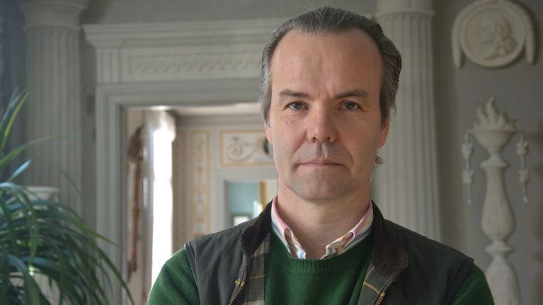 En vitklädd dam och oförklarliga ljud i trappan – spökhistorierna är ...