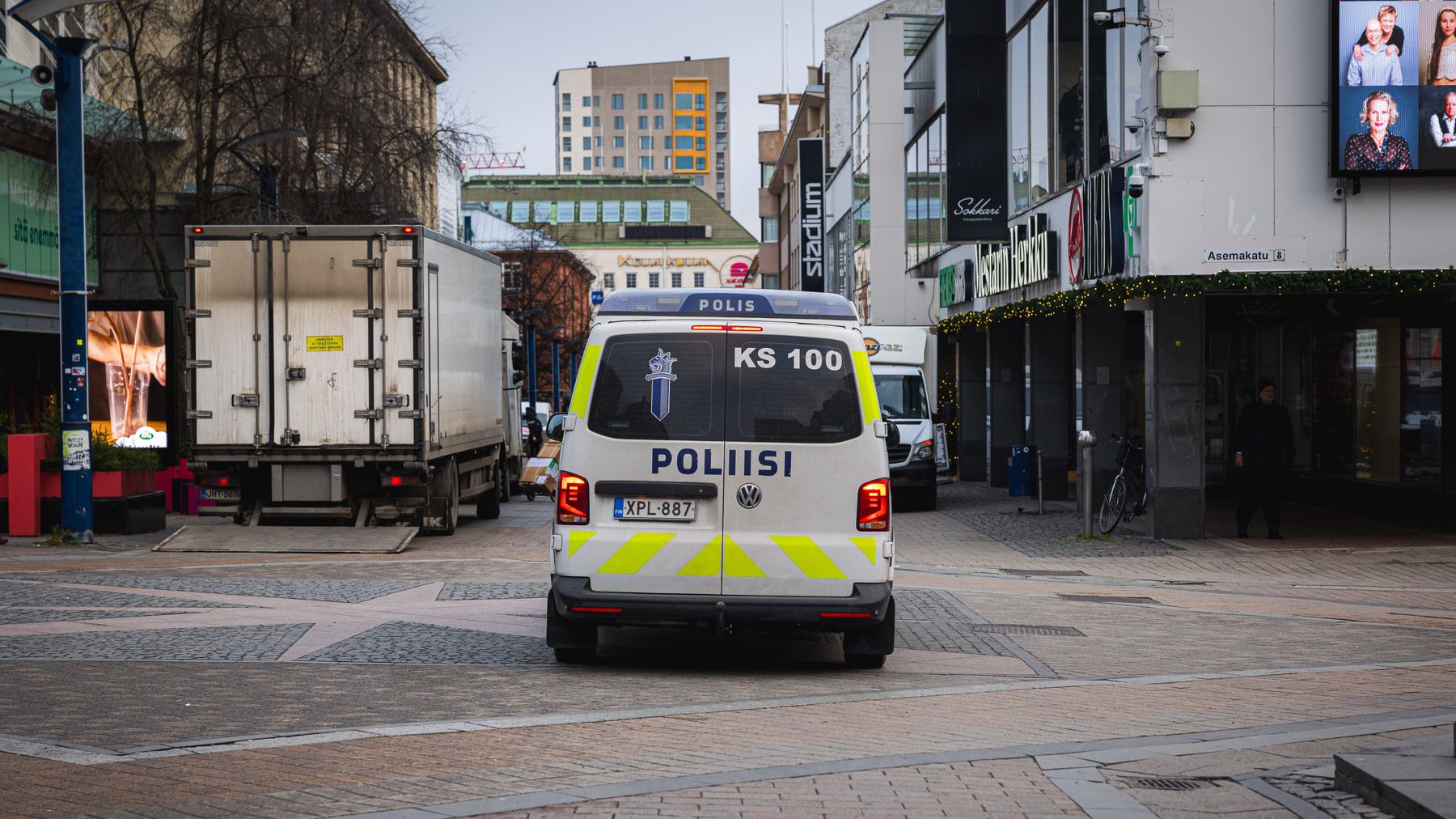 Poliisi ajaa autolla Jyväskylän keskustassa.