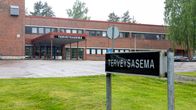 Terveysasema -kyltti Virolahden terveysaseman pihalla. Terveysaseman pääsisäänkäynti.