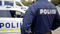 poliisi seisoo poliisiauton vieressö