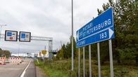 Suljettu rajanylityspaikka. Pietari 203, Helsinki 183 -liikennemerkki.