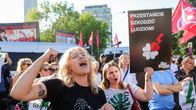 Demonstrerande kvinnor med skyltar för aborträtt i Polen.