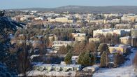 Kuvassa kaupunki, etualalla jokea.