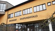 En orange byggnad i grått väder.