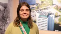 Kouvolan kaupunginmuseo Poikilon amanuenssi Minna Isopahkala. Taustalla kuvia Kouvolasta.