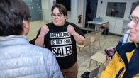 En man med en t-skjorta med texten Greenland is not for sale.