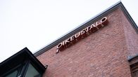 Alaviistosta otettu kuva punatiilisetä oikeustalosta. Rakennuksen seinässä teksti "oikeustalo".
